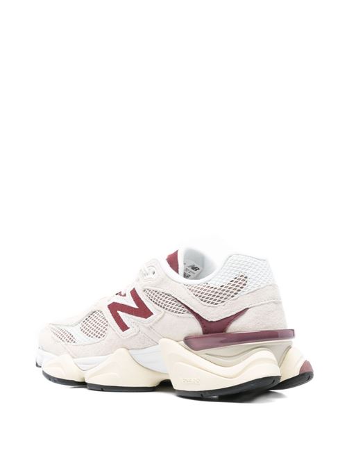 Sneaker 9060 di NEW BALANCE color panna in pelle scamosciata con dettagli rossi, caratteristica intersuola ABZORB®, inserti in rete e punta tonda. NEW BALANCE | U9060PSDLINEN